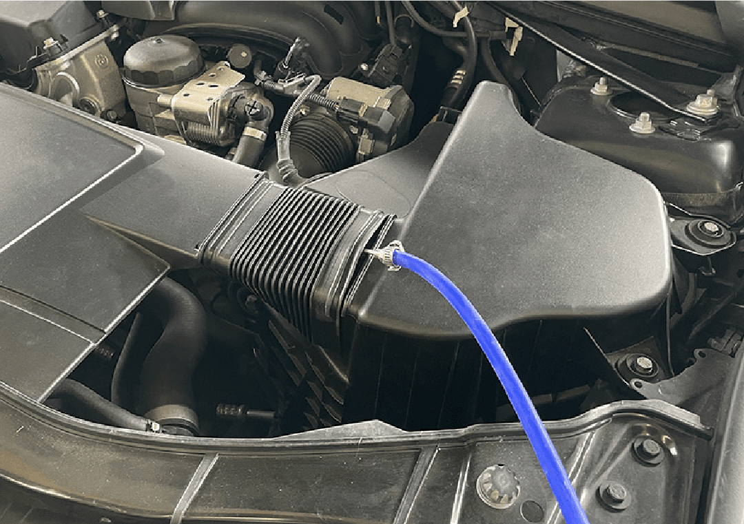 ガス注入ホースをエンジンの吸気口に繋ぐ